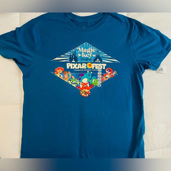 Disney Disneyland Magic Key Pixar Fest 2024 T-Shirt Toy Story Cars Medium NWT - Picture 3 of 5